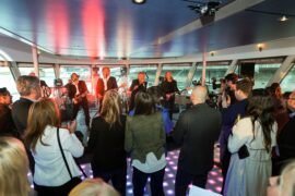 Band singt vor Publikum