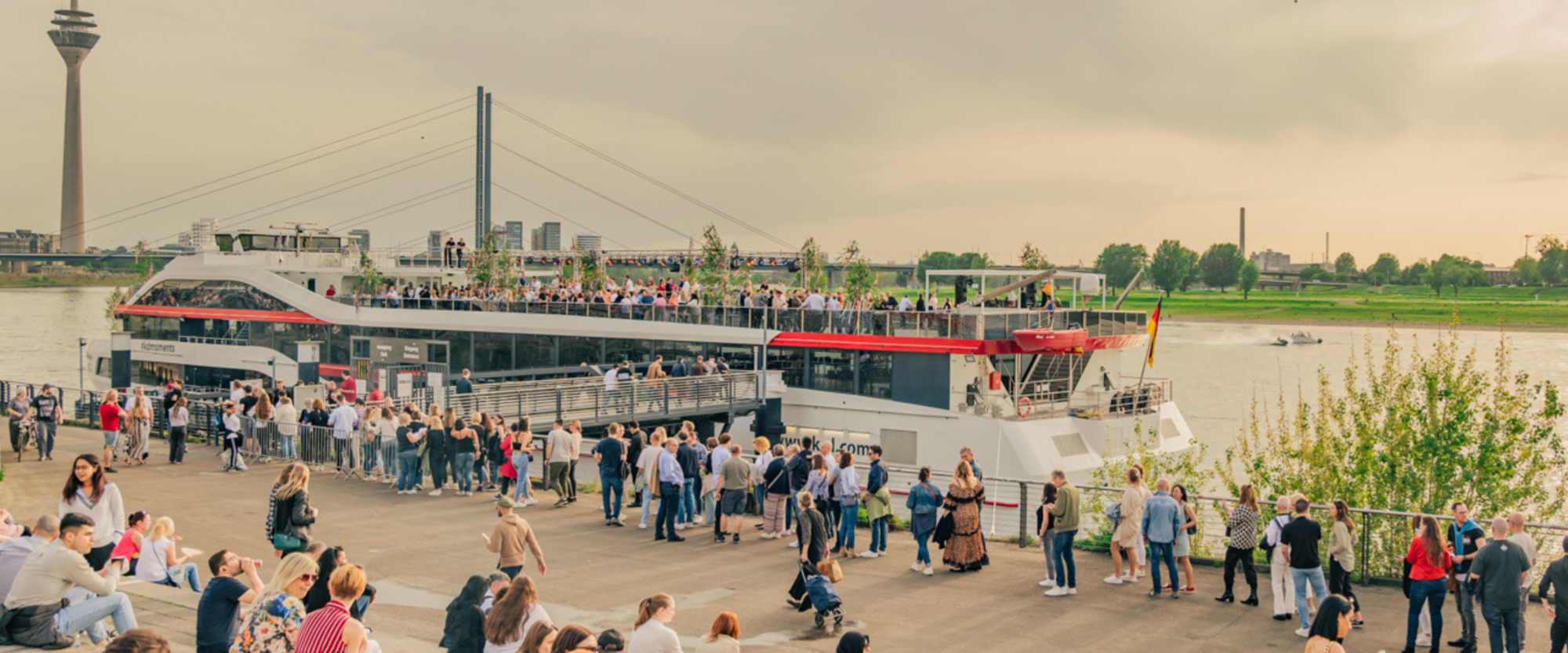 Blick auf die RheinGalaxie in Düsseldorf