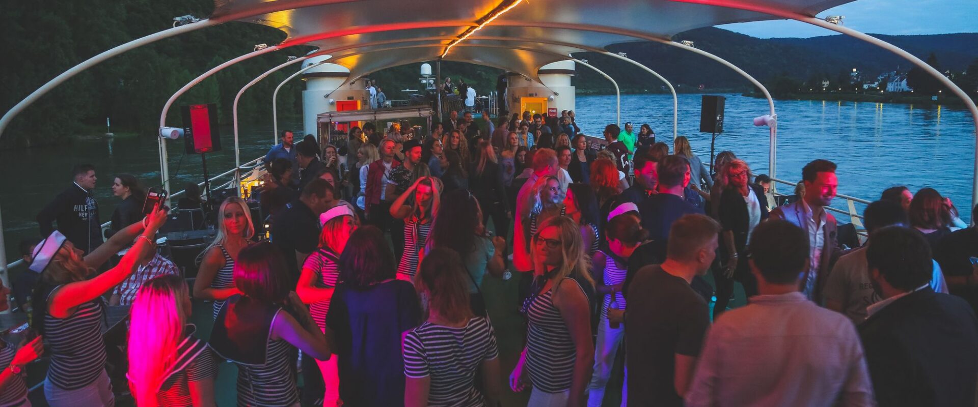 Feiernde Menschen auf einem Schiff