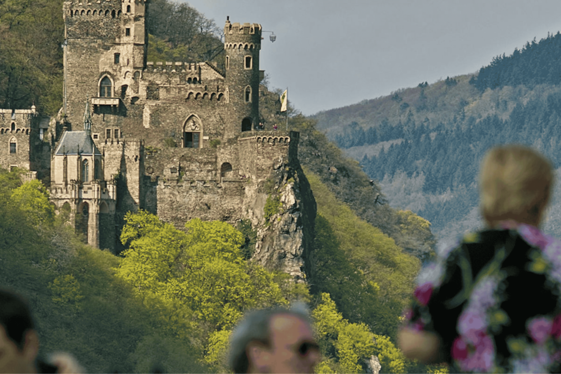 KD Burgenfahrt Menschen blicken auf eine Burg auf einem Felsen