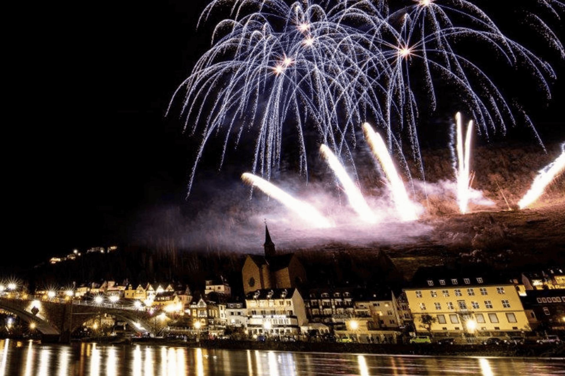 Feuerwerksfahrt Cochem, Cochem mit Feuerwerk über der Stadt