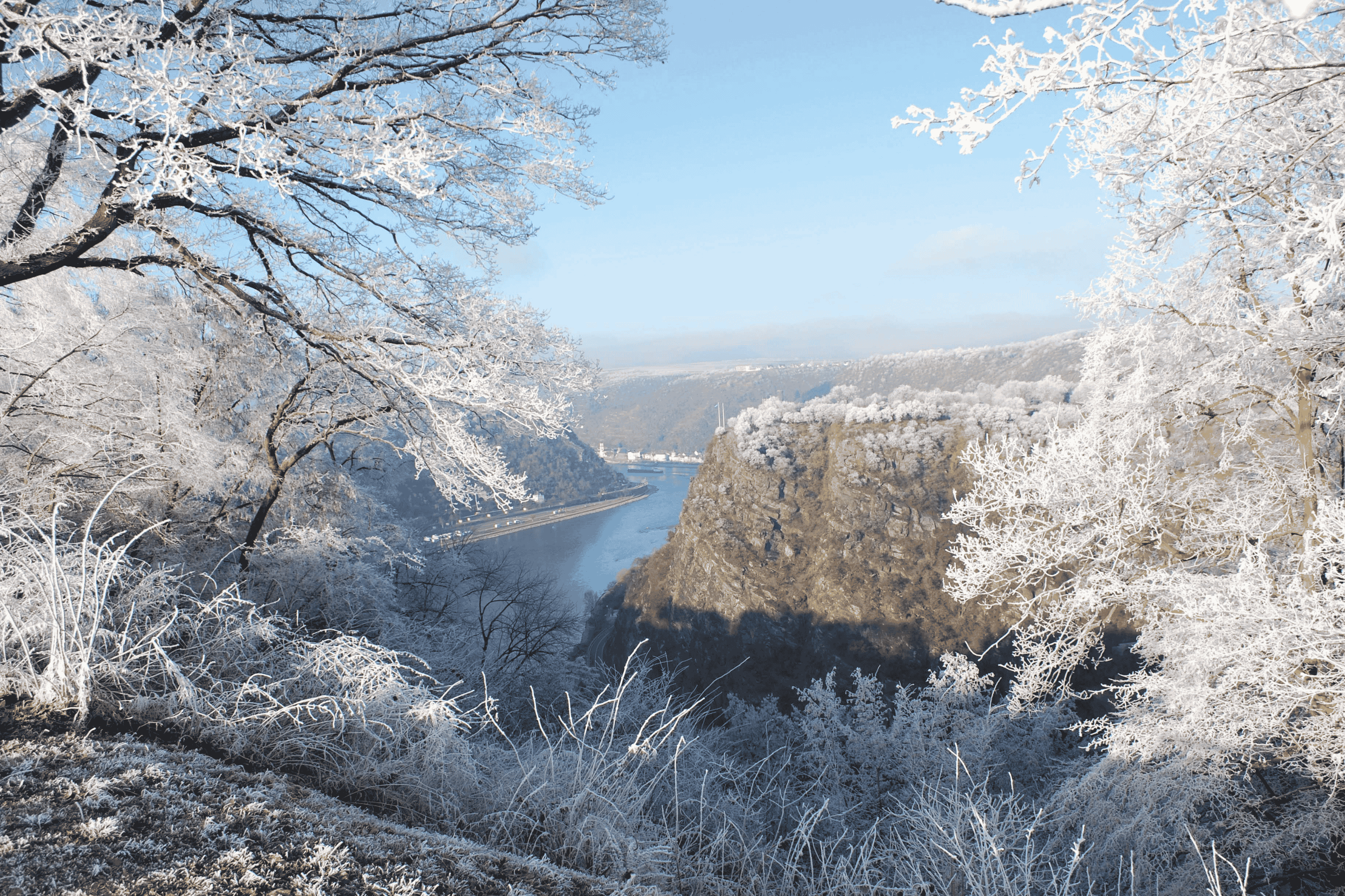 Blick auf den verschneiten Loreleyfelsen