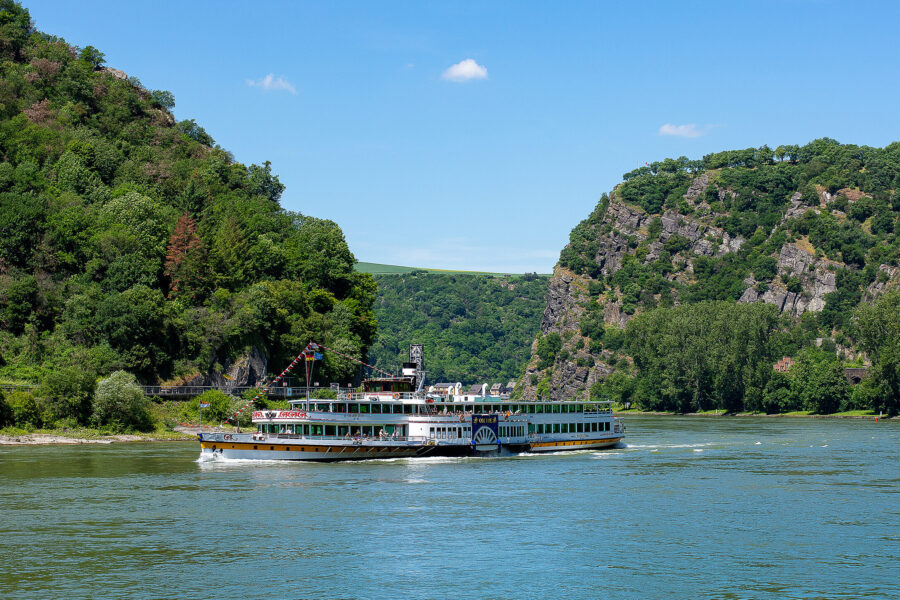 Schaufelradschiff Goethe in der Vorbeifahrt am Loreley Felsen