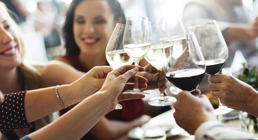 Frauen stoßen mit Wein an