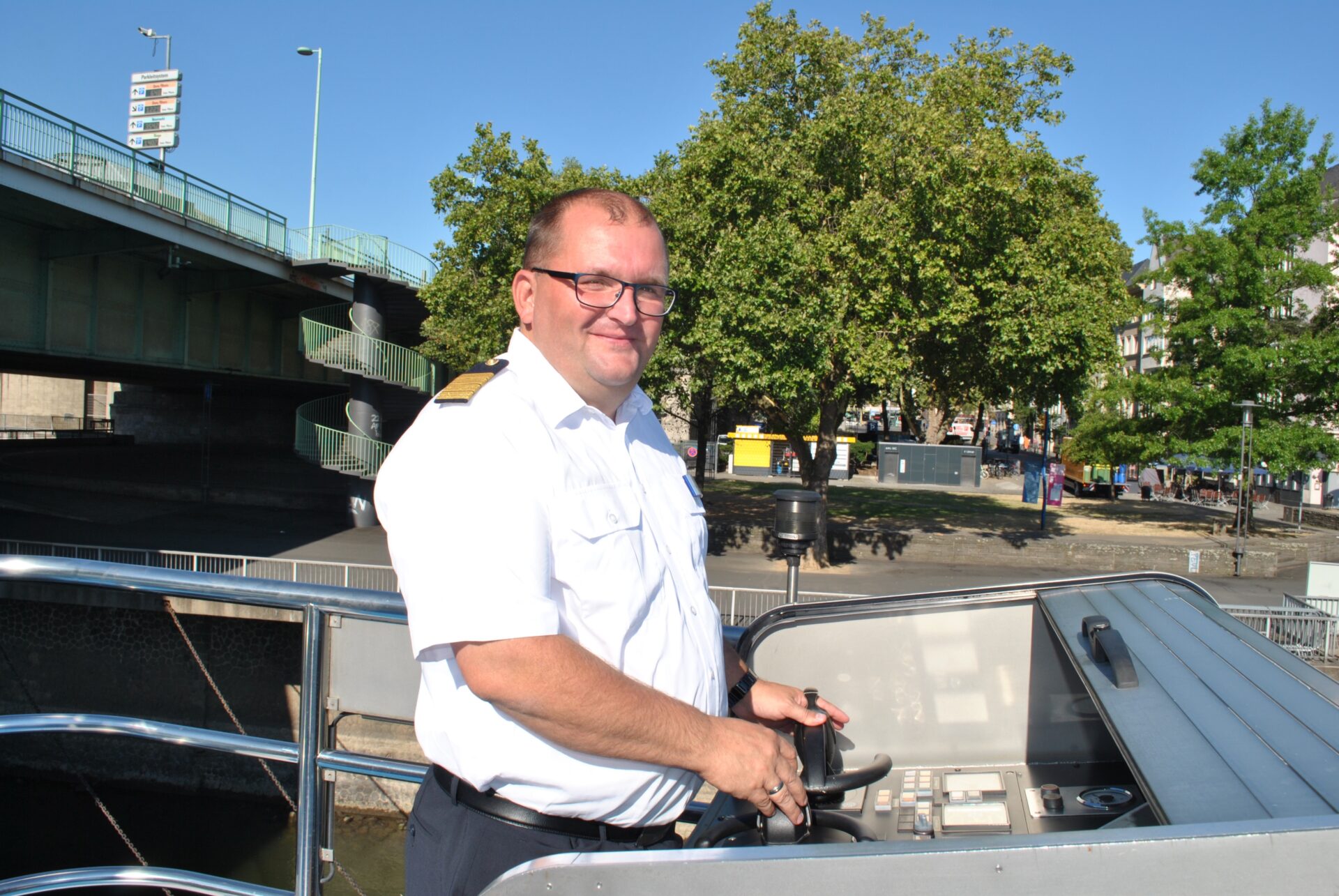 Kapitän Patrick Gereke am Außenfahrstand der MS RheinMagie vor Köln