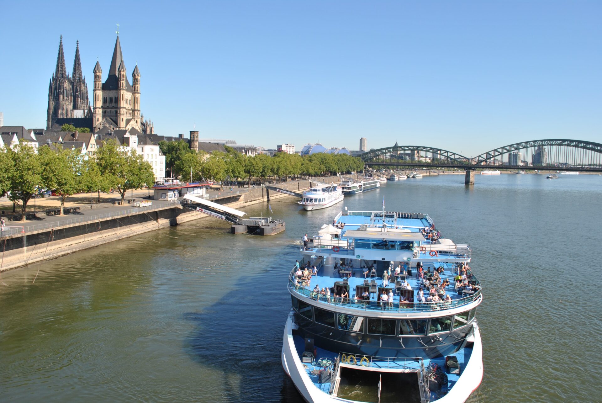 MS RheinMagie nach dem Ablegen vor Köln
