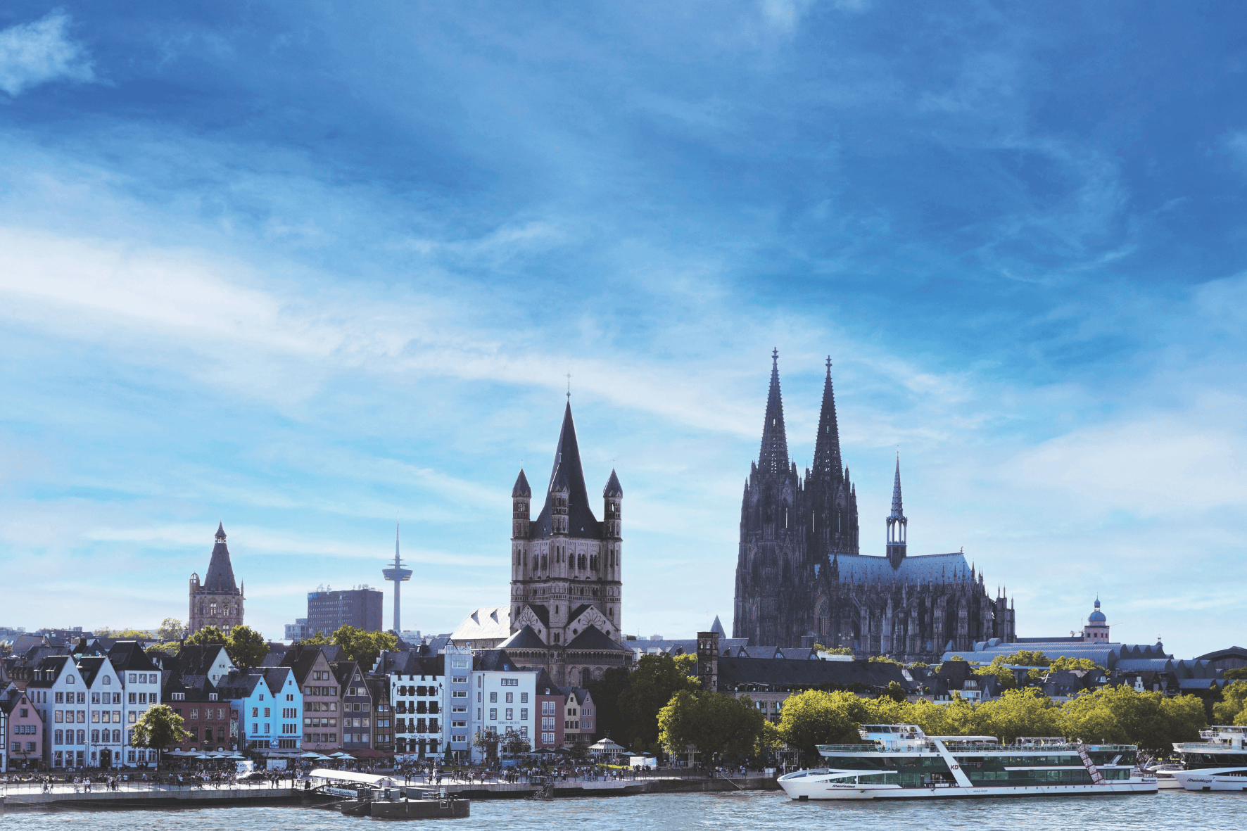 Blauer Himmel über Köln