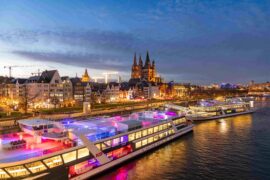 Beleuchtete KD Schiffe vor dem Kölner Stadtpanorama