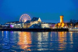 Schokoladenmuseum und Rheinauhafen festlich beleuchtet