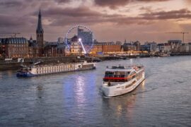Schiff MS RheinGalaxie in Düsseldorf auf dem Rhein