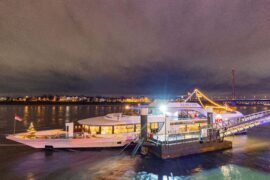 Schiff MS RheinPoesie festlich beleuchtet am Anleger in Düsseldorf