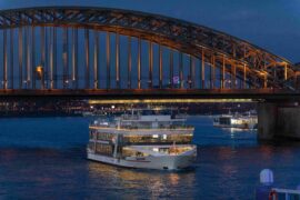 KD Schiff vor Hohenzollernbrücke auf dem Rhein