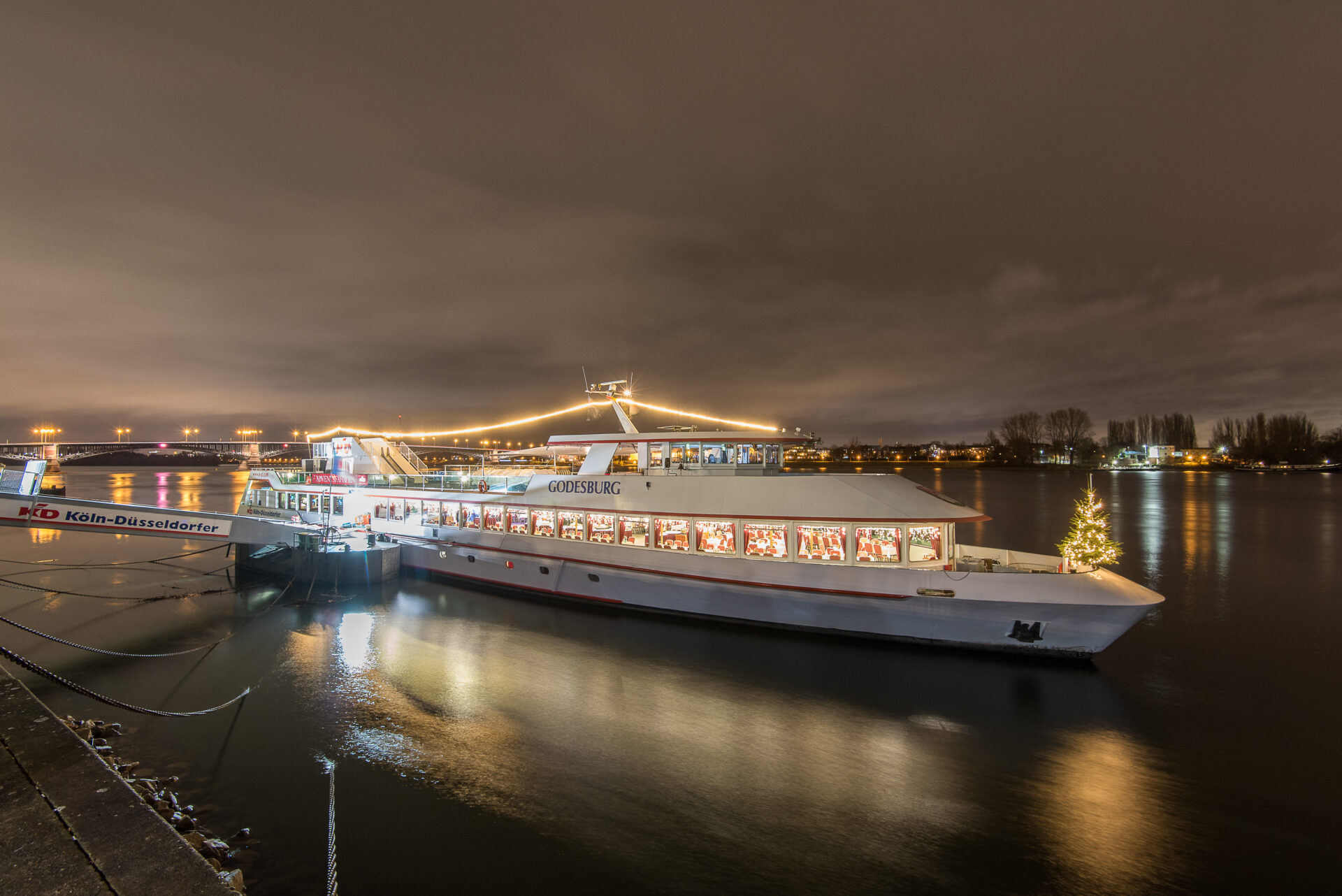 Beleuchtetes Schiff MS Godesburg in Mainz