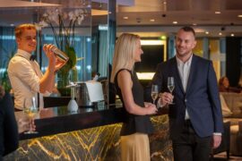 Bar und Lounge „Docks“ - Zwei Menschen unterhalten sich und der Barkeeper mixt einen Cocktail