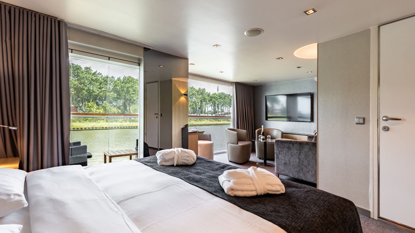 https://www.k-d.com/en/wp-content/uploads/sites/2/2025/03/10_10_2024_KD_legendary_moments_weinfeste_und_loreley_grand_suite_mit_sitzecke_und_balkon.jpg
