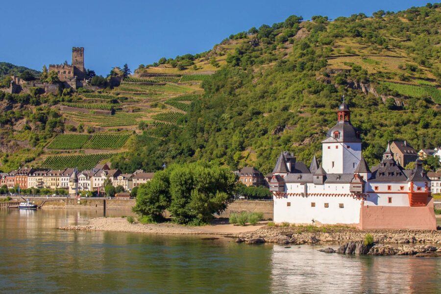 Blick auf den Mittelrhein bei Sonnenschein.