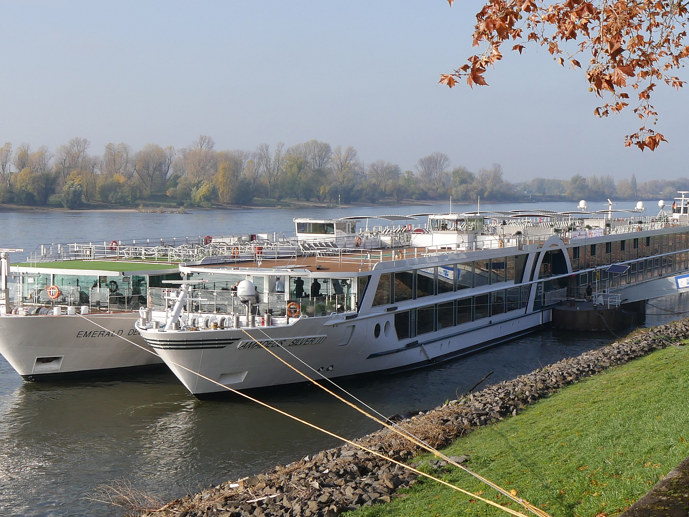 Zwei Hotelschiffe liegen in Düsseldorf auf dem Rhein als Messeunterkunft an