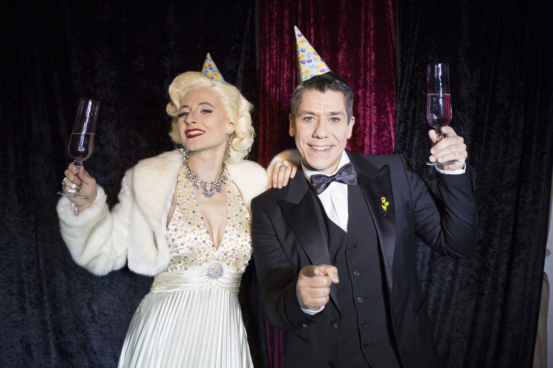 Zwei Schauspieler/innen als Marilyn Monroe und Frank Sinatra