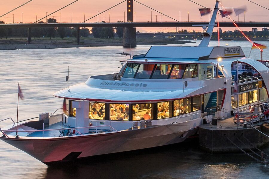 MS RheinPoesie am Anleger Düsseldorf Burgplatz