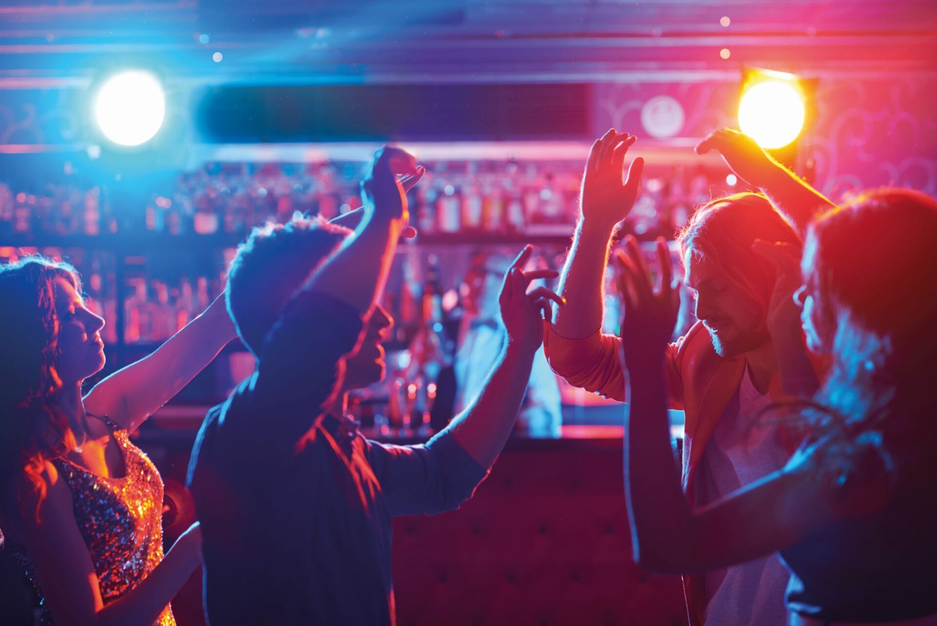 Feiernde Menschen im inneren eines Schiffes - Partylichter sind zu sehen