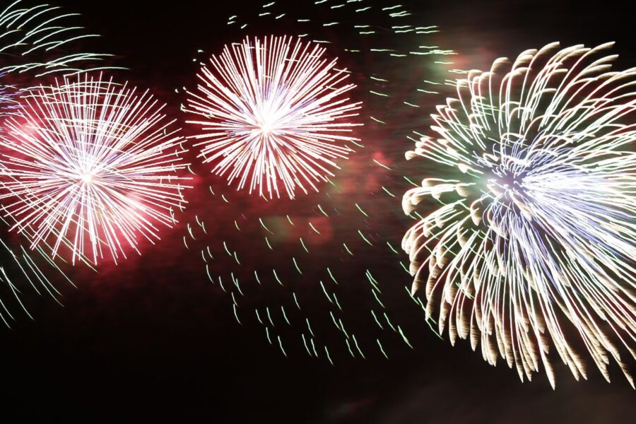 Feuerwerk am dunklen Nachthimmel