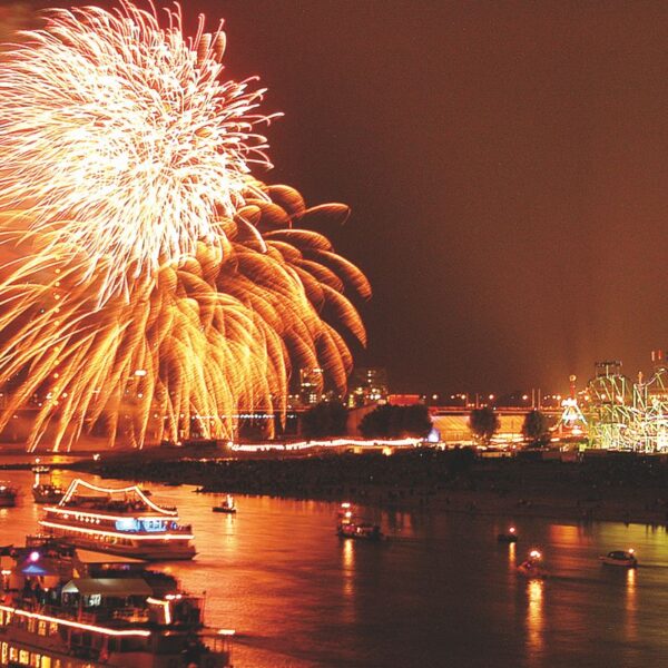 Rhein mit Schiffen und Feuerwerk, im Hintergrund die Kirmes in Düsseldorf bei Nacht