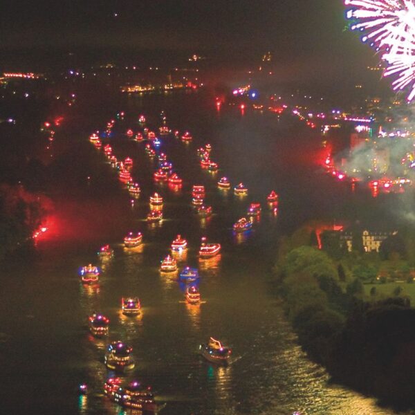 Viele Schiffe auf dem Rhein, Feuerwerk am Himmel