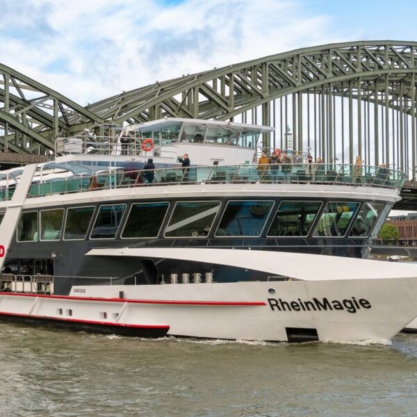 Die RheinMagie vor der Hohenzollernbrücke in Köln