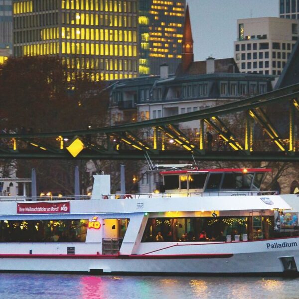 MS Palladium vor der abendlichen Kulisse Frankfurts