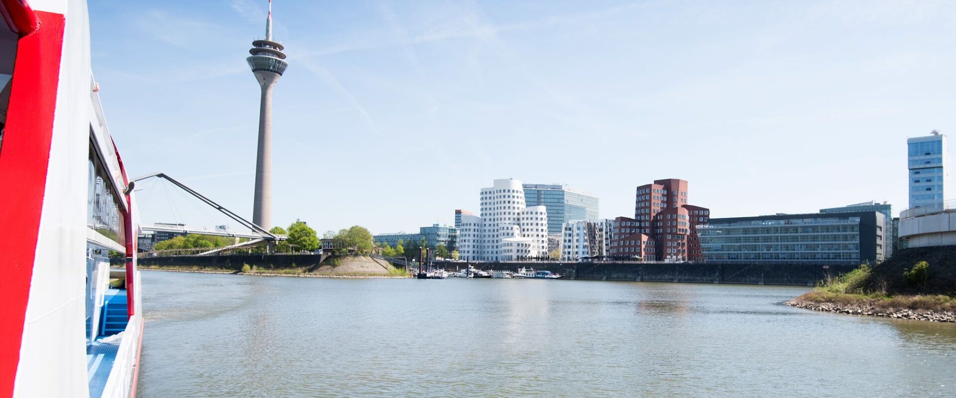 Blick vom Schiff auf den Medienhafen