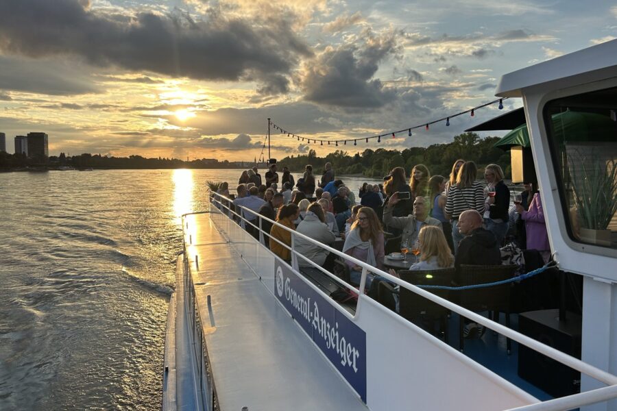 Lounge Abendfahrt Bonn. MS Petersberg Seitenansicht bei Fahrt in den Sonnenuntergang