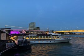 liegende RheinVision bei Nacht in Köln an der Landebrücke.