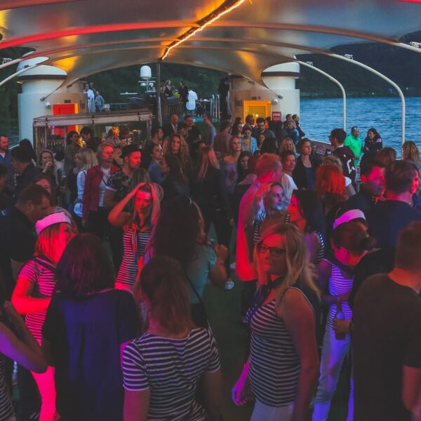 Feiernde Menschen auf einem Schiff