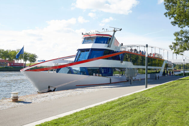 Eventschiff MS Jules Verne am Anleger