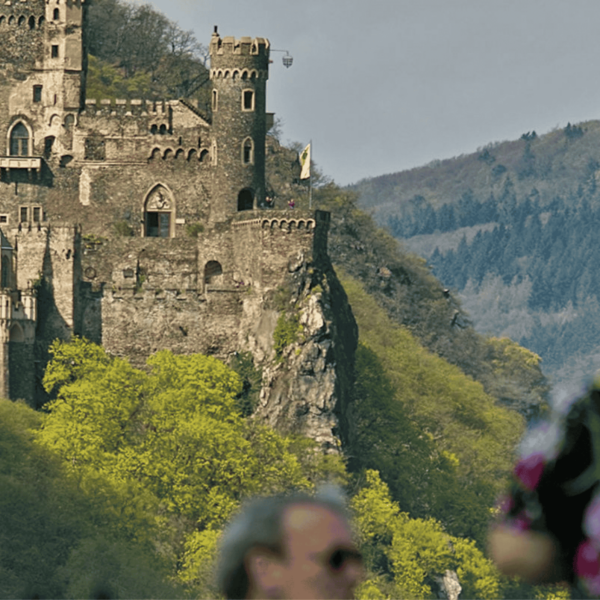 KD Burgenfahrt Menschen blicken auf eine Burg auf einem Felsen