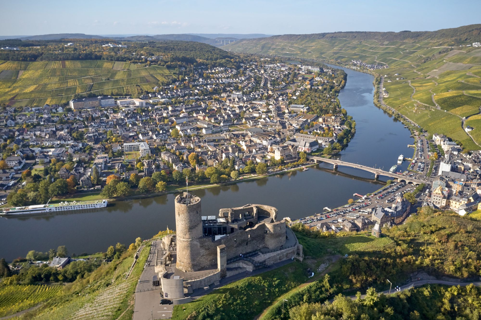 Bernkastel-Kues - View of the Moselle and the ruins of Landshut Castle from above