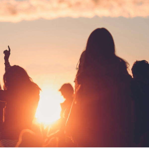 Tanzende Menschen in der Abenddämmerung