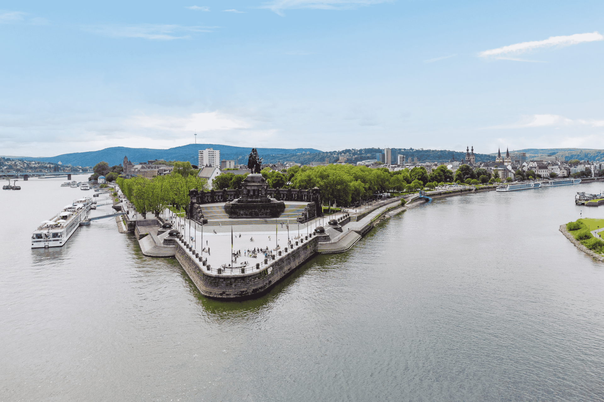 Blick auf das Deutsche Eck und den Zusammenfluss von Rhein und Mosel