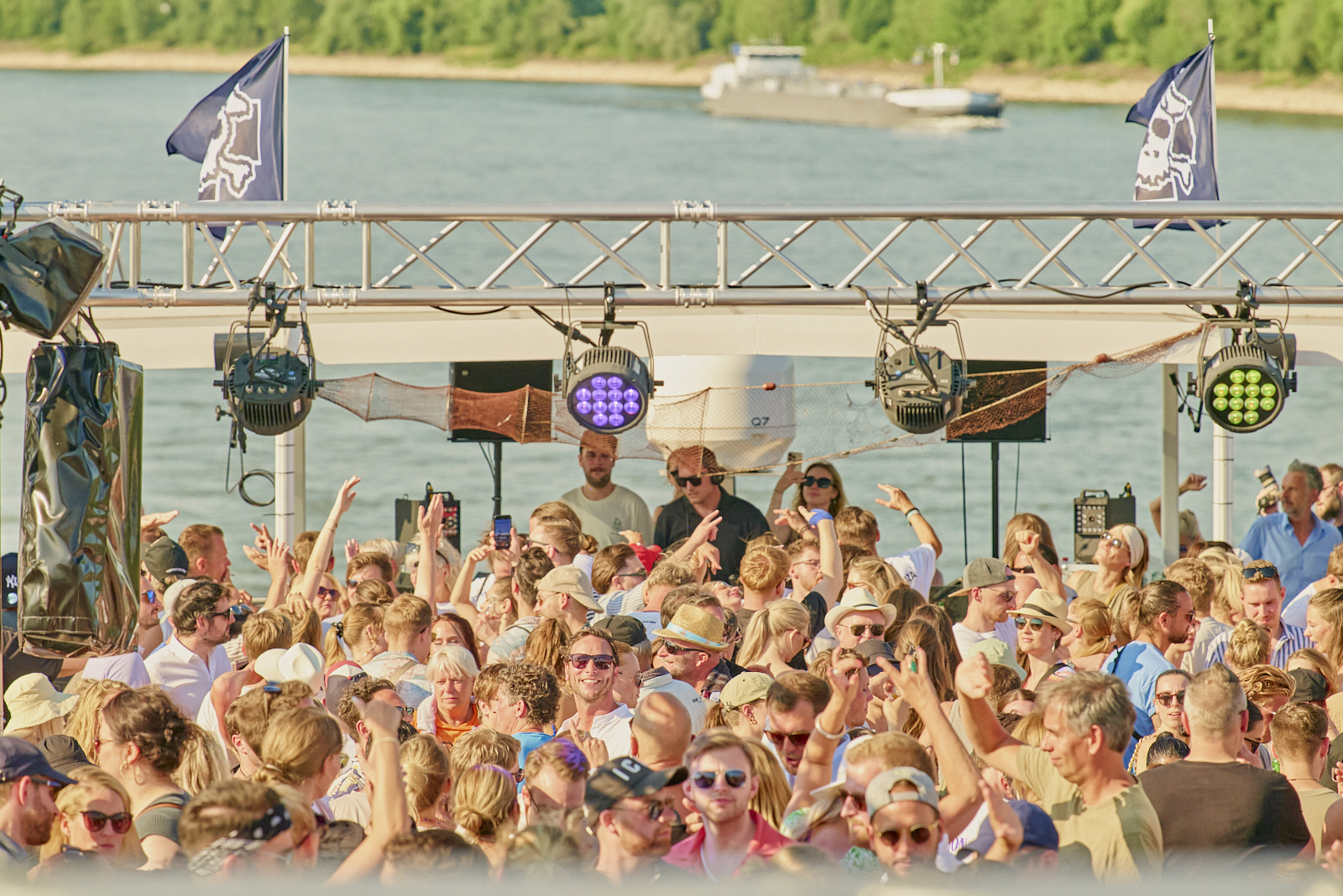 Feierende Menschen auf dem Schiff vor dem DJ Pult der Strandpiraten