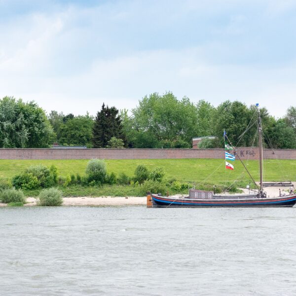 Blick auf ein Boot am Ufer