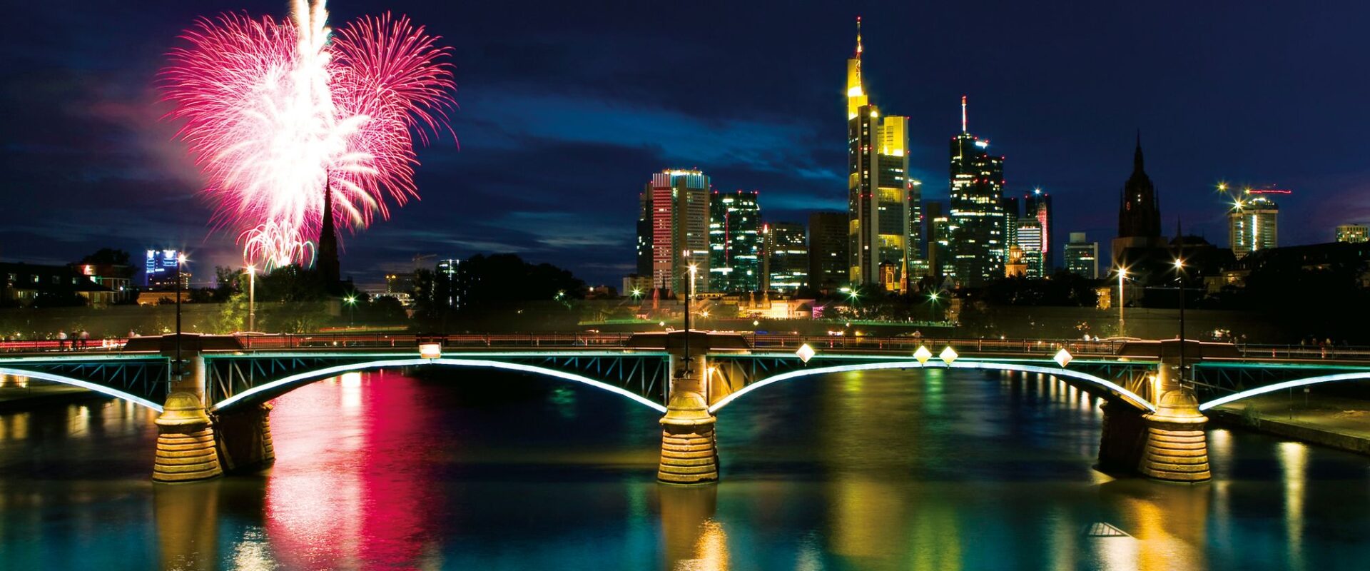 Feuerwerk in Frankfurt mit Blick auf den Main
