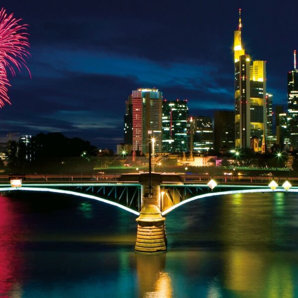 Feuerwerk in Frankfurt mit Blick auf den Main