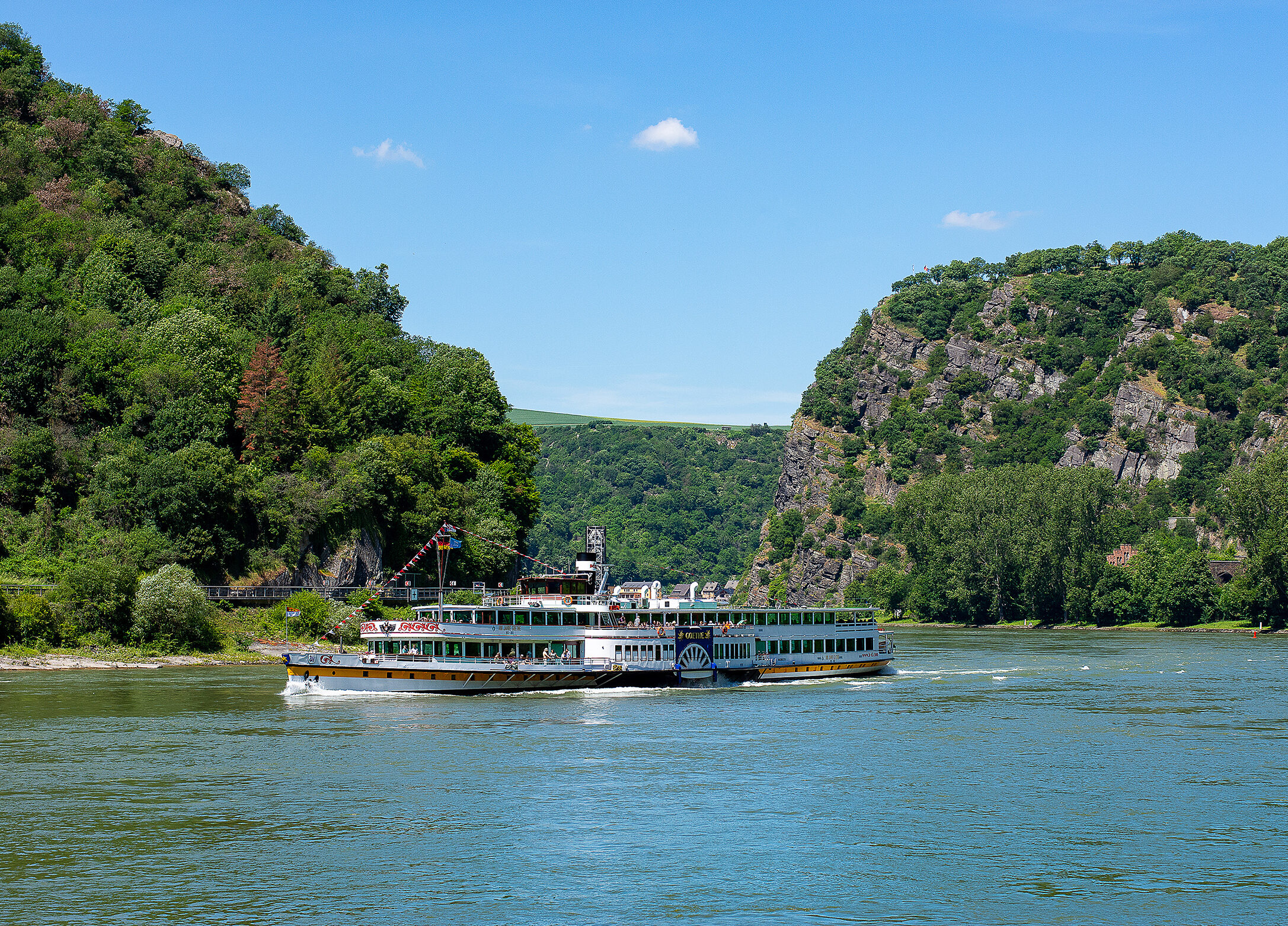 Schaufelradschiff Goethe in der Vorbeifahrt am Loreley Felsen