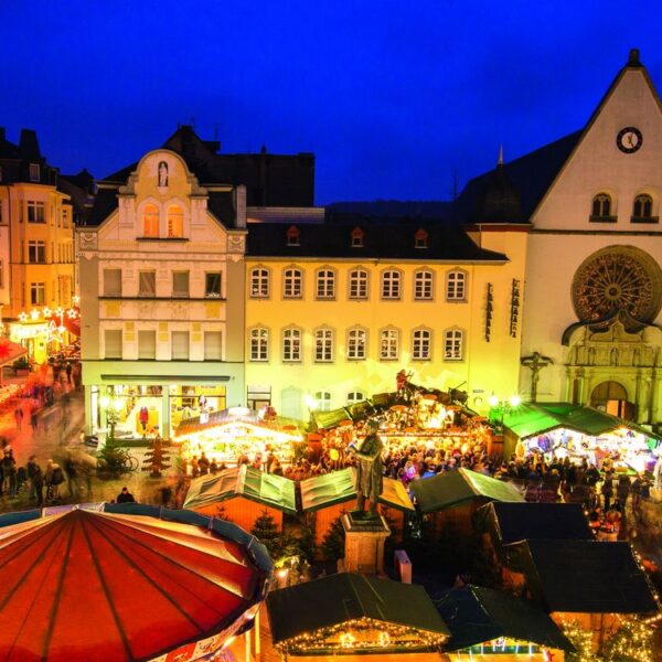 Blick auf den Koblenzer Weihnachtsmarkt bei Nacht