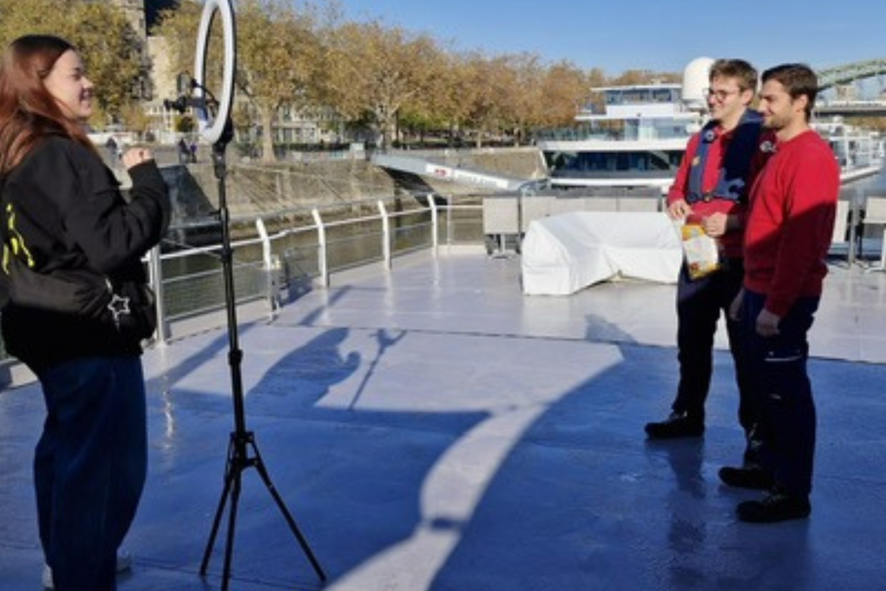 Auszubildende filmen sich auf einem Schiff