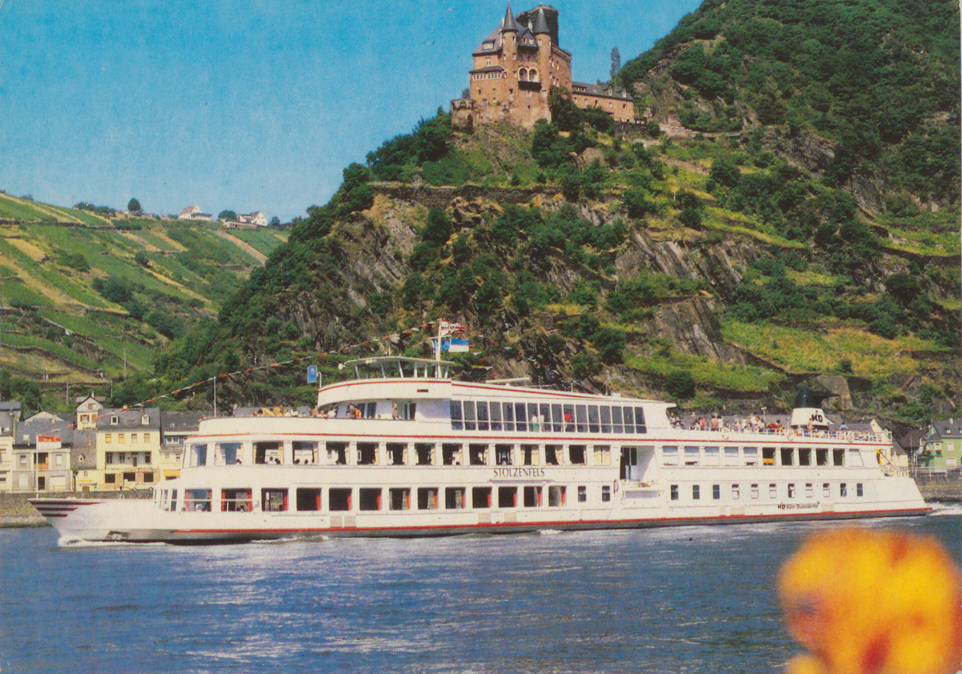 KD Ausflugsschiff MS Stolzenfels vor der Burg Katz