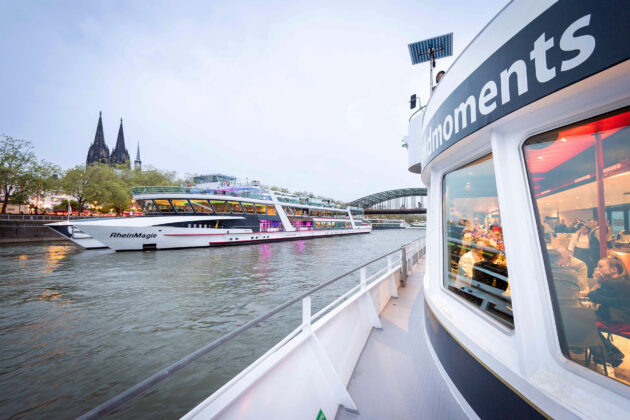 Ein KD Schiff mit #kdmoments Beschriftung vor einem weiteren KD Schiff am Altstadt Ufer