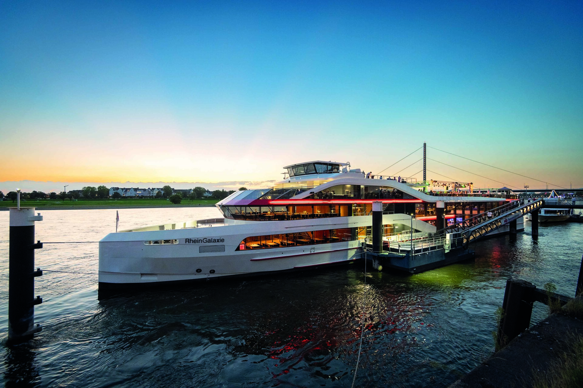 MS RheinGalaxie abends am Anleger