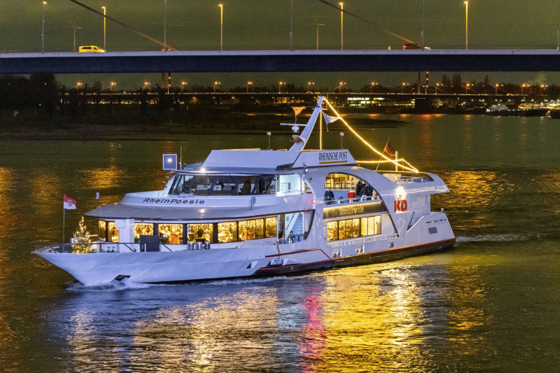 Beleuchtete MS RheinPoesie im Dunklen auf dem Rhein