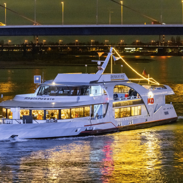 Beleuchtete MS RheinPoesie im Dunklen auf dem Rhein